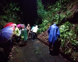 HUJAN DERAS SEBABKAN LONGSOR DI DE