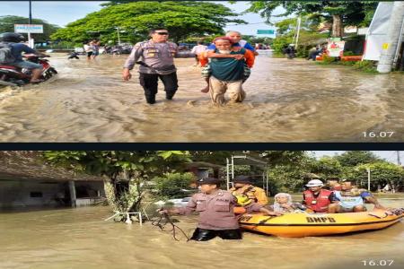 POLISI BANTU EVAKUASI KORBAN BANJIR DE