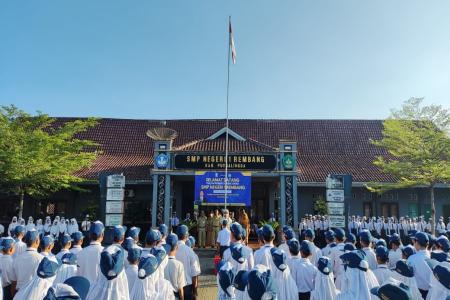 SISWA SISWI BARU SMP N 1 REMBANG P