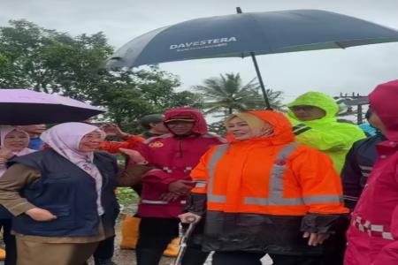 Kepala Dinas Kesehatan Pandeglang Dampingi Bupati Tinjau Banjir Di Kec