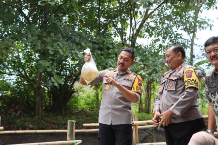 Kapolres Demak Tebar Benih Ikan Dukung