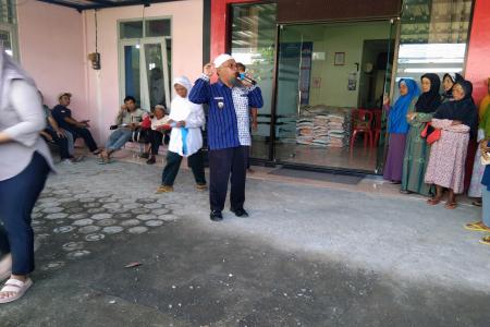 Penyaluran beras di desa Bojongsari be