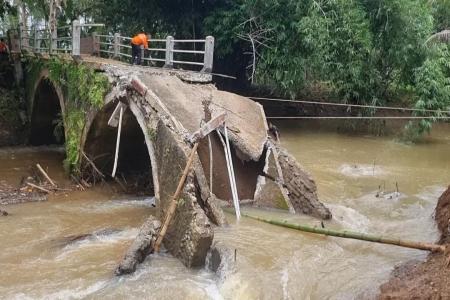 Tumpukan Sampah Dituding Penyebab Runtuhnya Jembatan Sungai Ranu