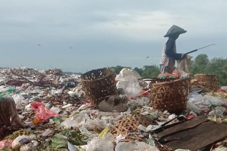SAMPAH DI TPA CIHARA MENGGUNUNG, S