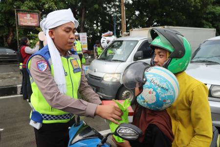 Polres Demak Bagikan Takjil dan Imbau Tertib Berlalu Lintas