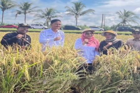 Kepala Dinas DPKP Dampingi Bupati Dan 