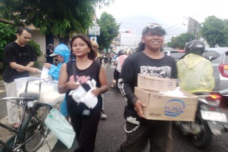 Jangan Pandang  Rendah Kami Punk Berbagi Takjil