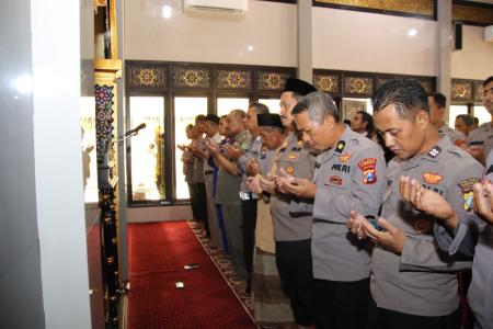 Polres Sumenep Gelar Sholat Ghaib Untu