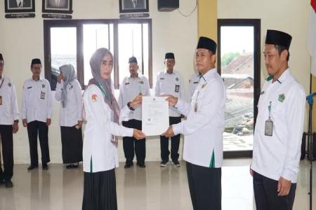 Kankemenag  Serahkan 15 SK Kenaikan Pa