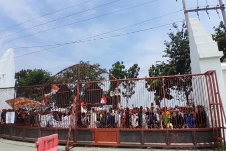 Ribuan Warga Desa Kaliwlingi Geruduk K