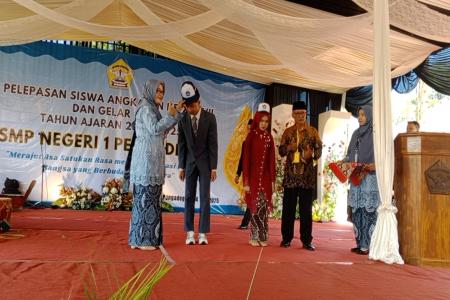 PELEPASAN SISWA SISWI ANGKATAN KE 