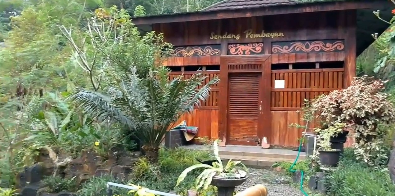 Mandi Di Sendang Bawah Pondok Nurul Hakim Kubro