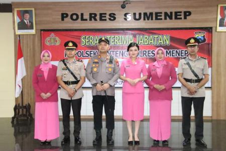 PIMPIN UPACARA SERTIJAB KAPOLSEK L