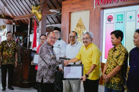 BUPATI BANYUMAS SERAHKAN BANTUAN K