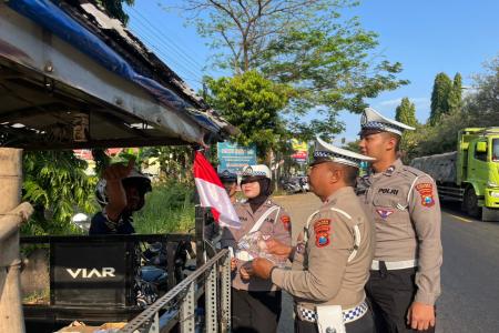 RIBUAN BENDERA MERAH PUTIH DIBAGIK