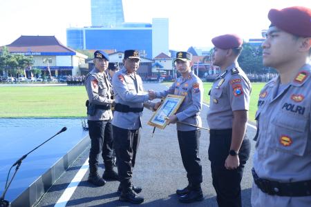KAPOLDA JATIM BERI PENGHARGAAN 73 