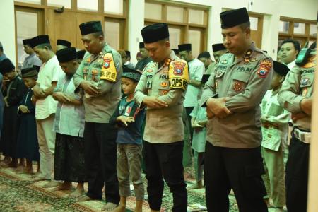 POLRES BONDOWOSO GELAR SHOLAT GHAI