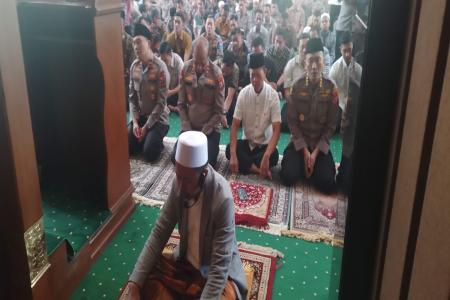 POLDA JATIM GELAR SHOLAT GHOIB UNT