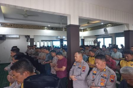 Polres Demak dan Masyarakat Gelar Shal