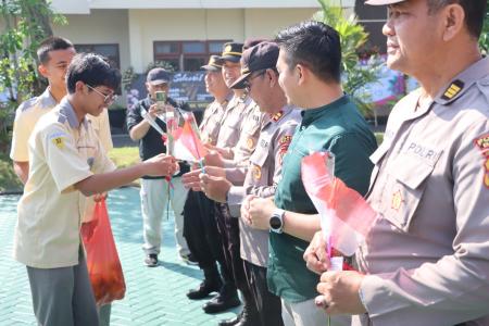 BUNGA DAN JERUK SIMBOL KEPEDULIAN 