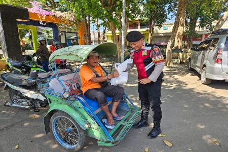 POLISI PATROLI SAMBIL BERBAGI NASI