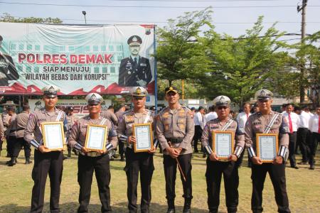 POLRES DEMAK BERI PENGHARGAAN KEPA