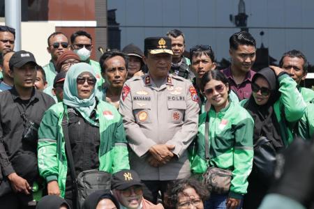 KAPOLDA JAWA TIMUR AJAK MASYARAKAT