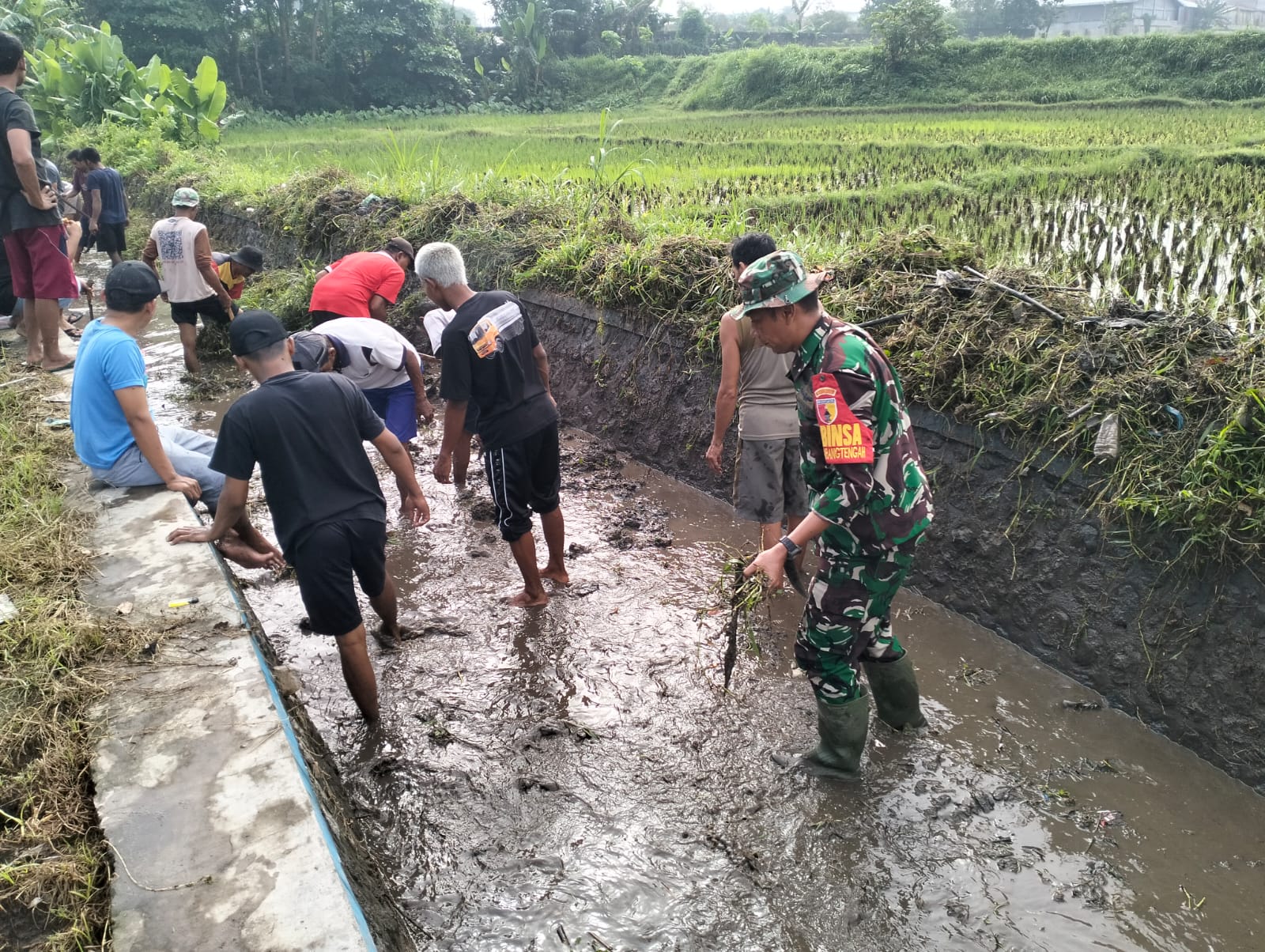 Babinsa Koramil 0808-20 Sananwetan Bersama Kelompok Tani Laksanakan Pembersihan Irigasi