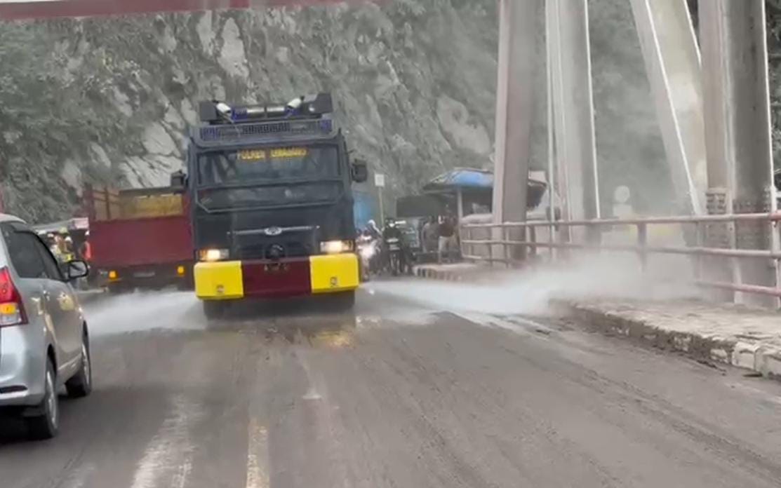 Polres Lumajang Kerahkan Mobil AWC, Bersihkan Sisa Lumpur APG Semeru di Jembatan Besuk Koboan